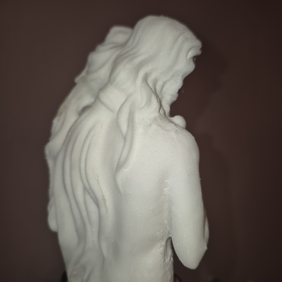 Elegant White Venus Statue - Picture 7 of 10